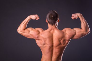 vücut geliştirmeci kasları gösterir