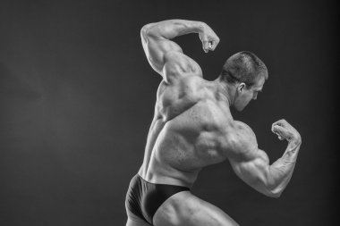 kaslı adam vücut geliştirmeci