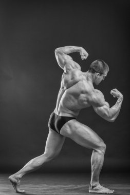 kaslı adam vücut geliştirmeci