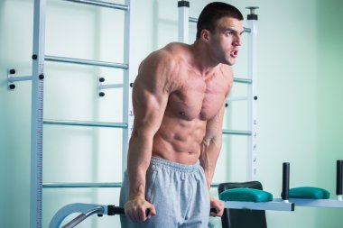 Spor salonunda egzersiz yapan erkek
