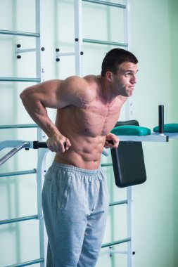 Spor salonunda egzersiz yapan erkek