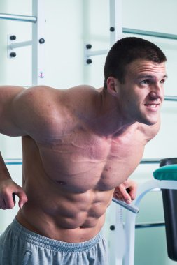 Spor salonunda egzersiz yapan erkek