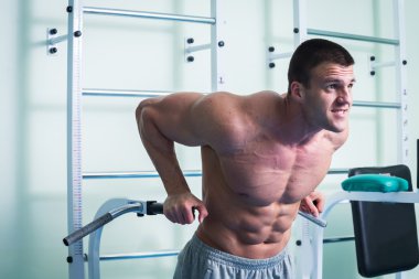 Spor salonunda egzersiz yapan erkek
