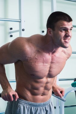 Spor salonunda egzersiz yapan erkek