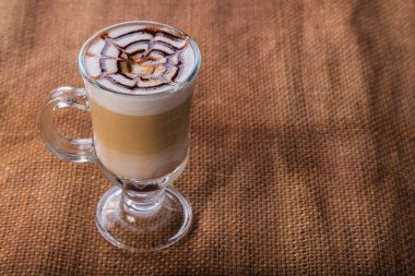 Masanın üzerinde bir fincan kahve.