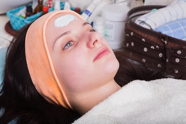 Mujer que tiene tratamientos faciales cosméticos —  Fotos de Stock