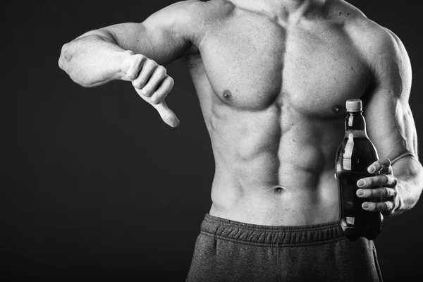 Tipo muscoloso con una birra — Foto Stock