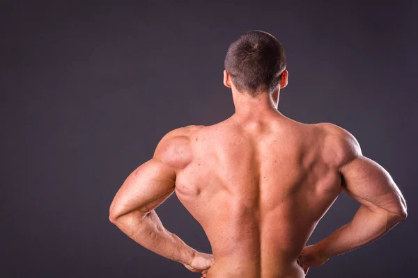 Bodybuilder toont zijn spieren — Stockfoto