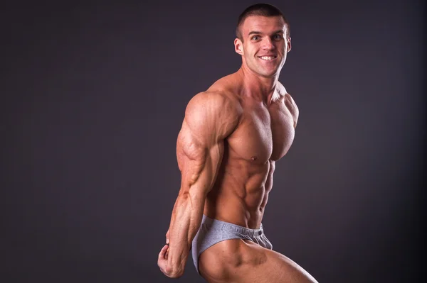 Bodybuilder visar hans muskler — Stockfoto