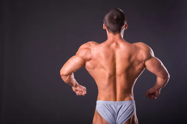 Bodybuilder shows his muscles — Stock Photo, Image