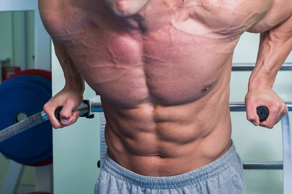 Mann macht Übungen im Fitnessstudio — Stockfoto