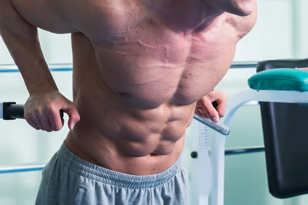 Hombre utilizando máquina abdominales gimnasio Fitness Centro Deportivo  Haverfordwest Haverfordwest Gales pembrokeshire REINO UNIDO Europa  Fotografía de stock - Alamy