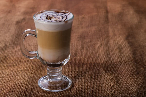 Een kop koffie op tafel — Stockfoto