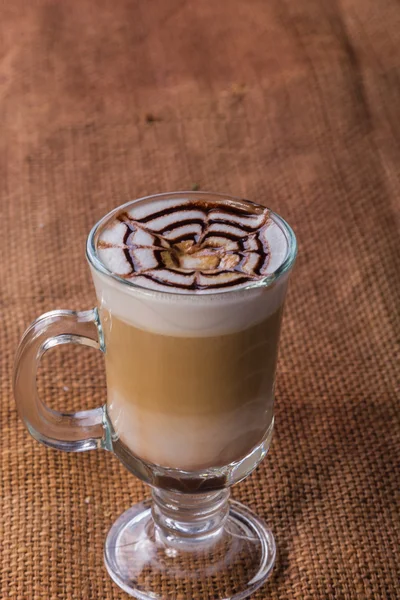 Een kop koffie op tafel — Stockfoto