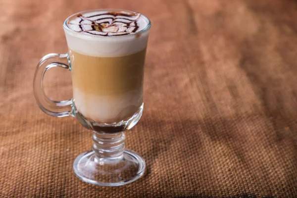 Een kop koffie op tafel — Stockfoto