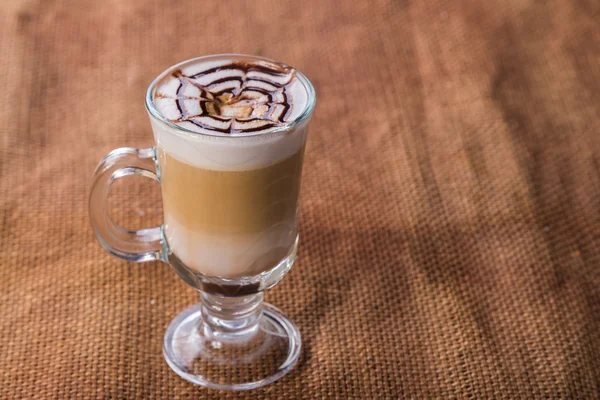 Uma xícara de café na mesa — Fotografia de Stock