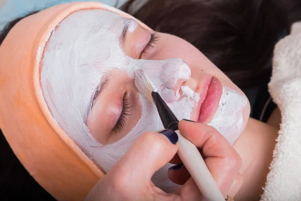 Vrouw met cosmetische gezichtsbehandeling — Stockfoto