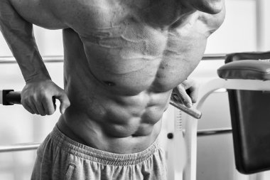 Spor salonunda egzersiz yapan erkek