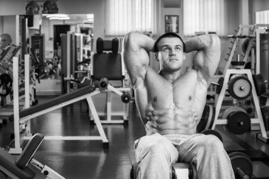 Spor salonunda egzersiz yapan erkek