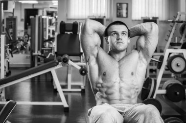 Spor salonunda egzersiz yapan erkek