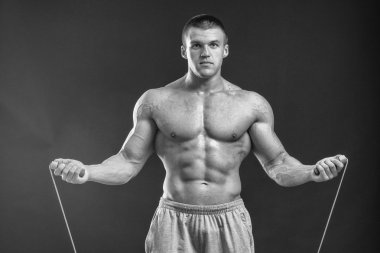 Güçlü adam skipping halat