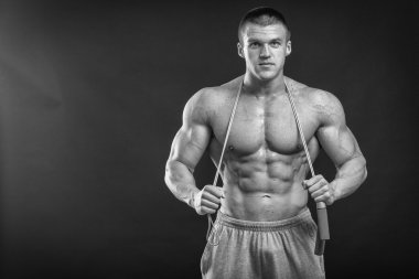 Güçlü adam skipping halat