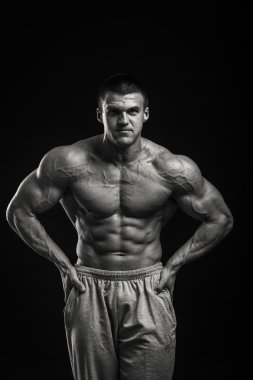 vücut geliştirmeci kasları gösterir