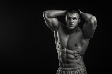 vücut geliştirmeci kasları gösterir