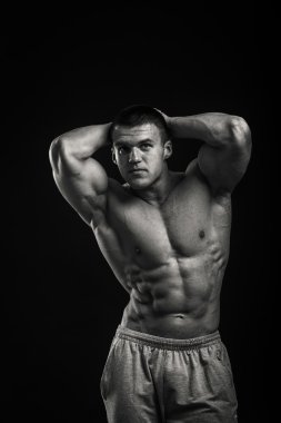 vücut geliştirmeci kasları gösterir