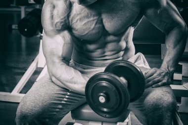 Adam dambıllarla çalışıyor.