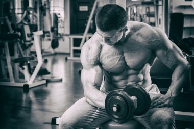 Adam dambıllarla çalışıyor.