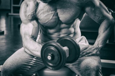 Adam dambıllarla çalışıyor.