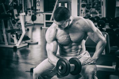 Adam dambıllarla çalışıyor.