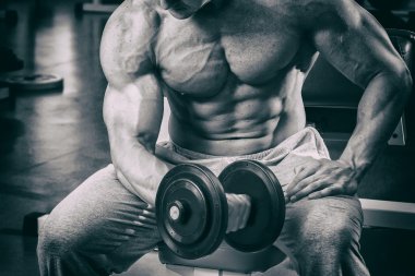 Adam dambıllarla çalışıyor.