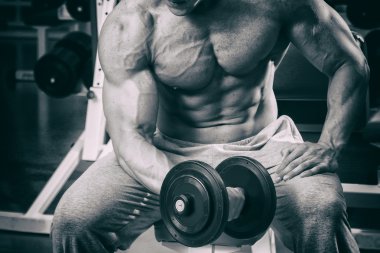 Adam dambıllarla çalışıyor.