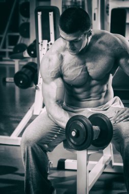 Adam dambıllarla çalışıyor.