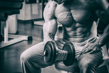 Adam dambıllarla çalışıyor.