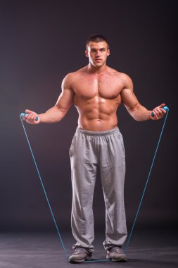 Güçlü adam skipping halat