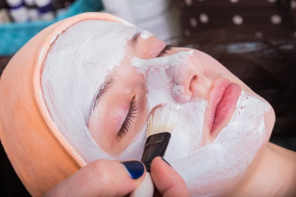 Mulher com tratamentos faciais cosméticos — Fotografia de Stock