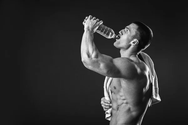 Homme sportif eau potable — Photo