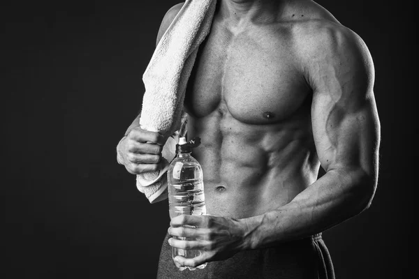 Uomo atletico acqua potabile — Foto Stock