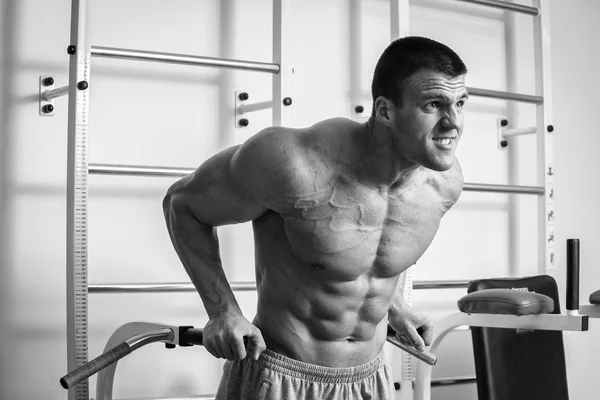 Man doing exercises in gym — Stock Photo, Image