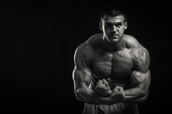 Bodybuilder montre ses muscles — Photo