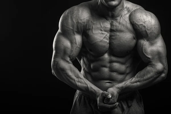 Bodybuilder shows his muscles — Stock Photo, Image