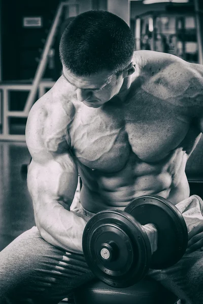 Hombre haciendo ejercicio con pesas —  Fotos de Stock