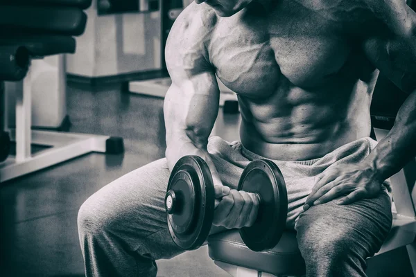 Adam dambıllarla çalışıyor.