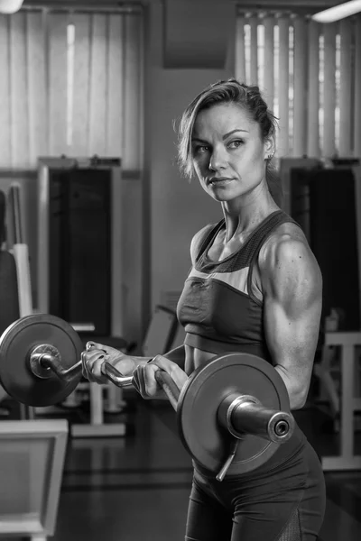 Kvinna träning i gymmet — Stockfoto