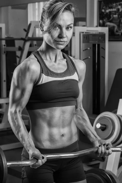 Entrenamiento de mujer en el gimnasio —  Fotos de Stock