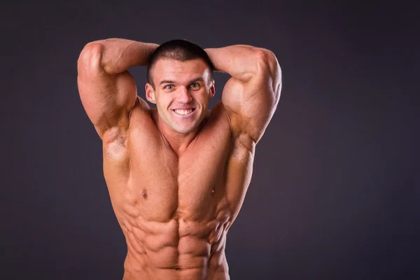 Bodybuilder δείχνει τους μυς του — Φωτογραφία Αρχείου
