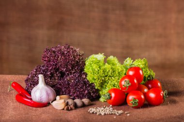 Taze sebzeler masada.